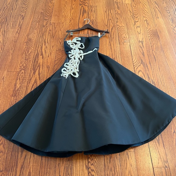 CHRISTIAN SIRIANO**Stunning Black Midi Evening Gown**US 2,6**$6850 - Picture 2 of 7